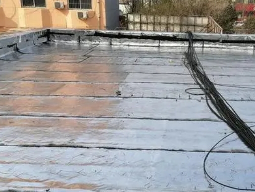眉山卫生间漏水维修公司分享下眉山屋面楼顶防水刚性防水层施工要点。
